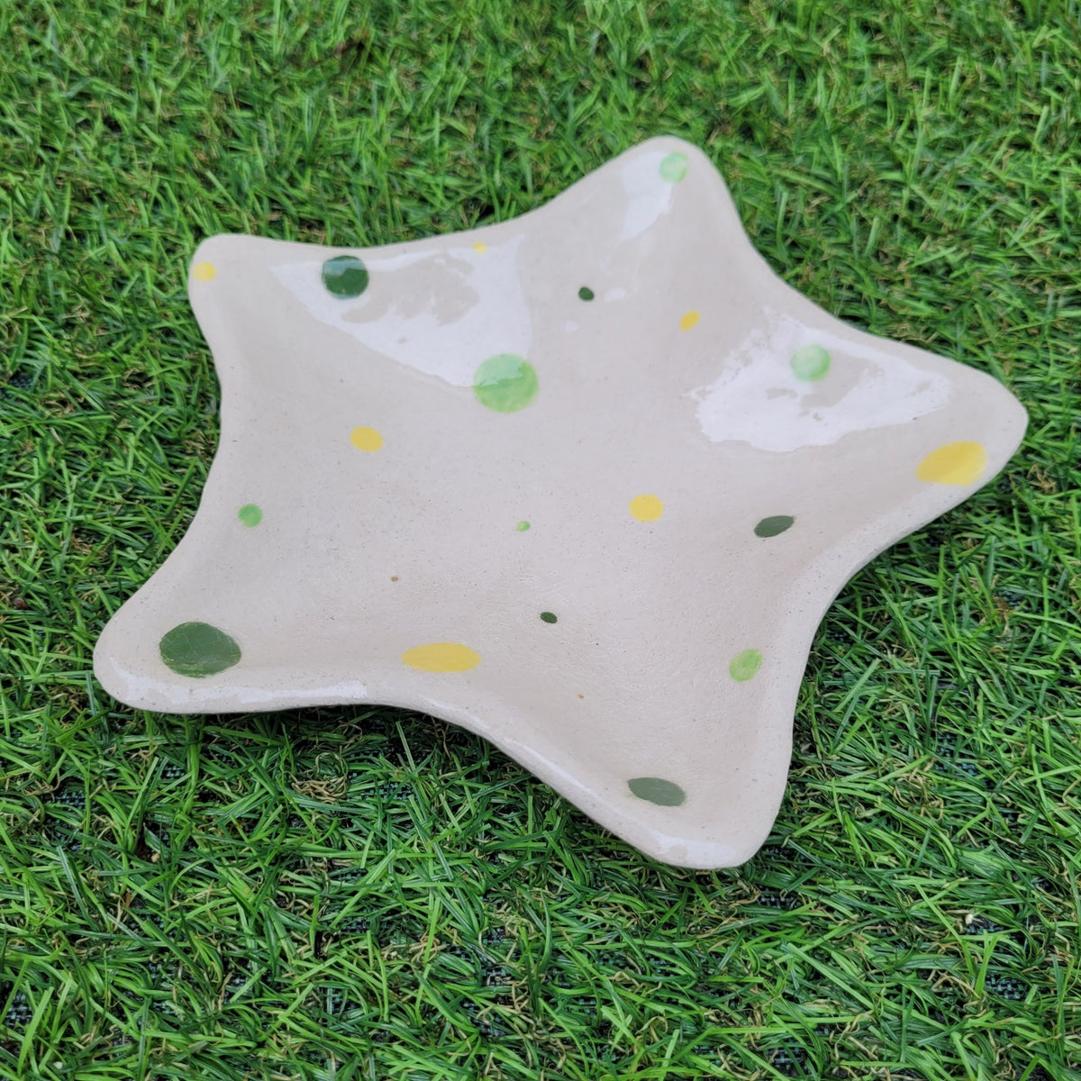 Coupelle Étoile en Céramique Blanche – Décor Pois