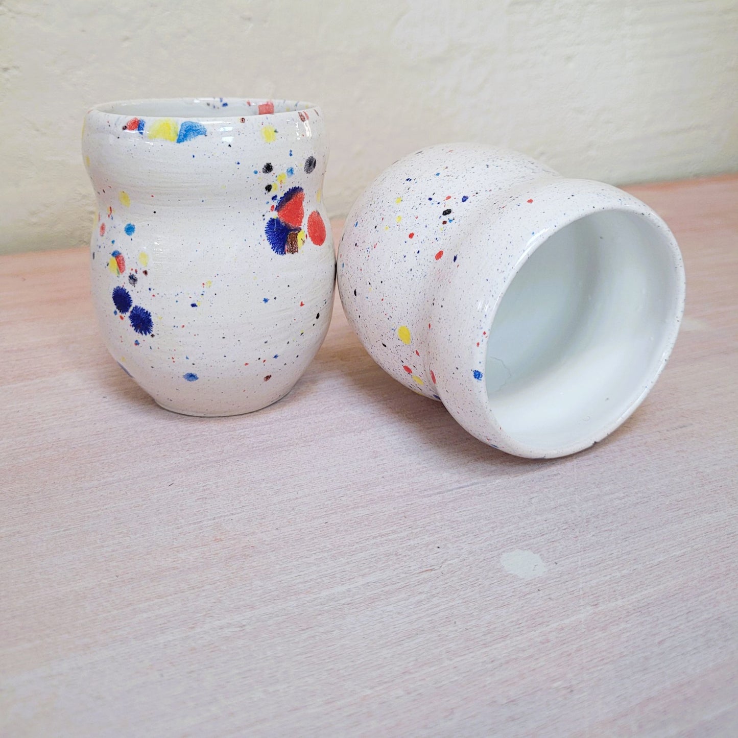 Lot de 2 Mugs Vagues Confettis Multicolore : L'Art du Café Festif