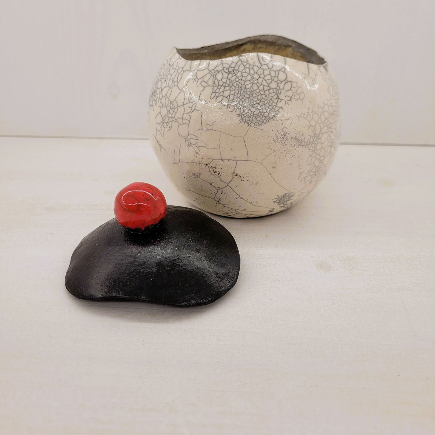 Boîte Ronde Raku Blanc ou Noir : L'Écrin à Secrets
