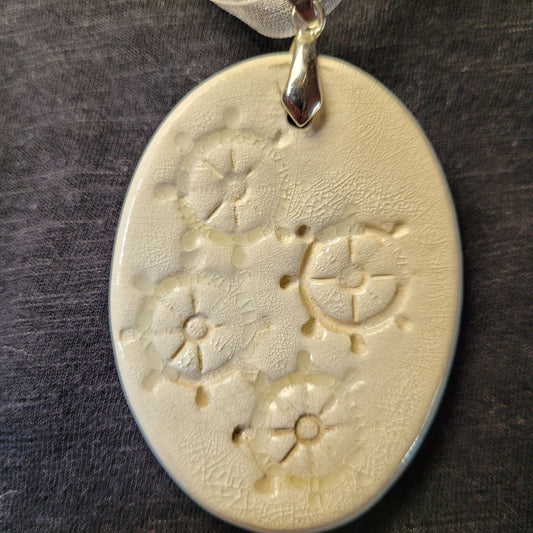 Collier Pendentif en Grès Blanc – Empreinte Barre de Bateau, Coton Noir et Organza