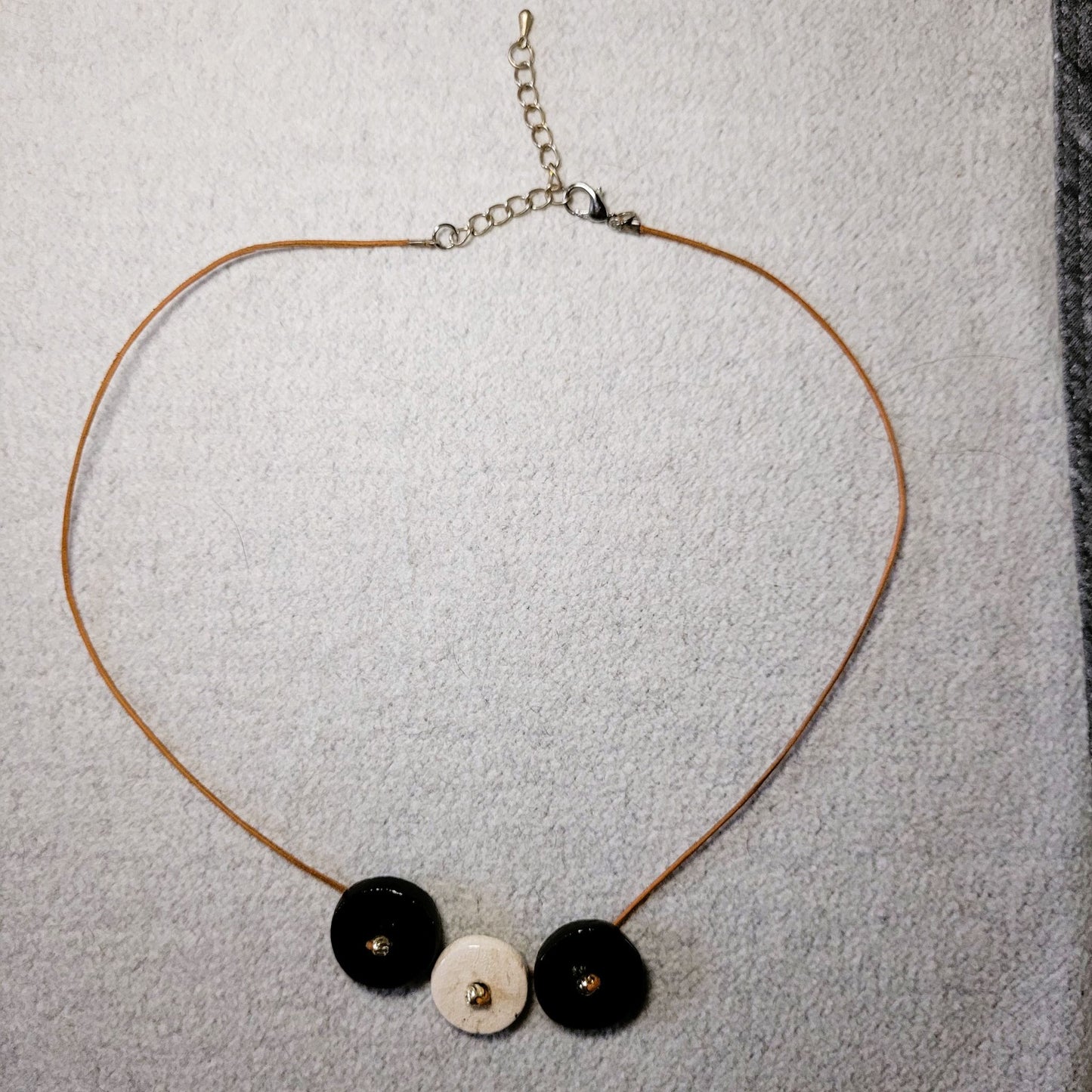 Collier Tour de Cou en Liège et Pendentifs en Grès – Noir et Blanc