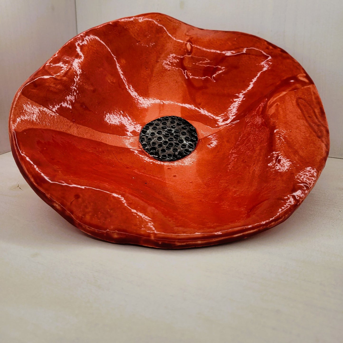 Grand Saladier Coquelicot en Grès Rouge : L'Éclat de la Table