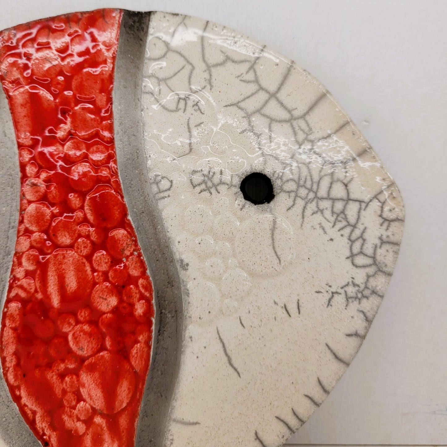Le_Grenier_du_Marais-Dessous_de_plat_poisson_rouge_raku