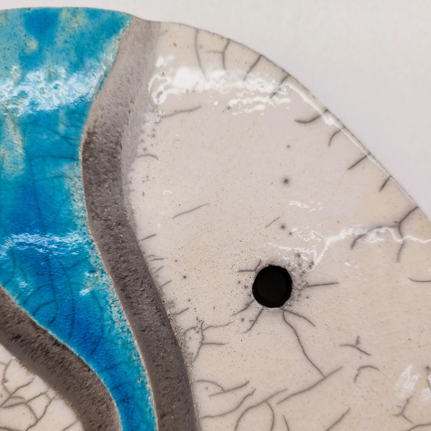 Le_Grenier_du_Marais-Dessous_de_plat_poisson_turquoise_raku
