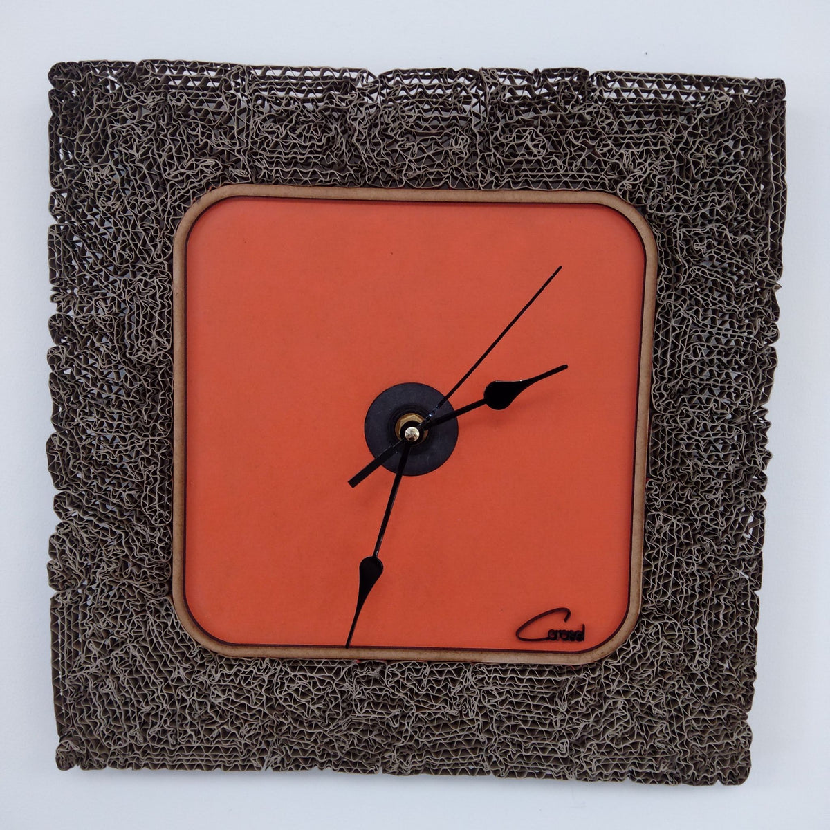 Horloge Murale Artisanale en Dentelle de Carton – Orange