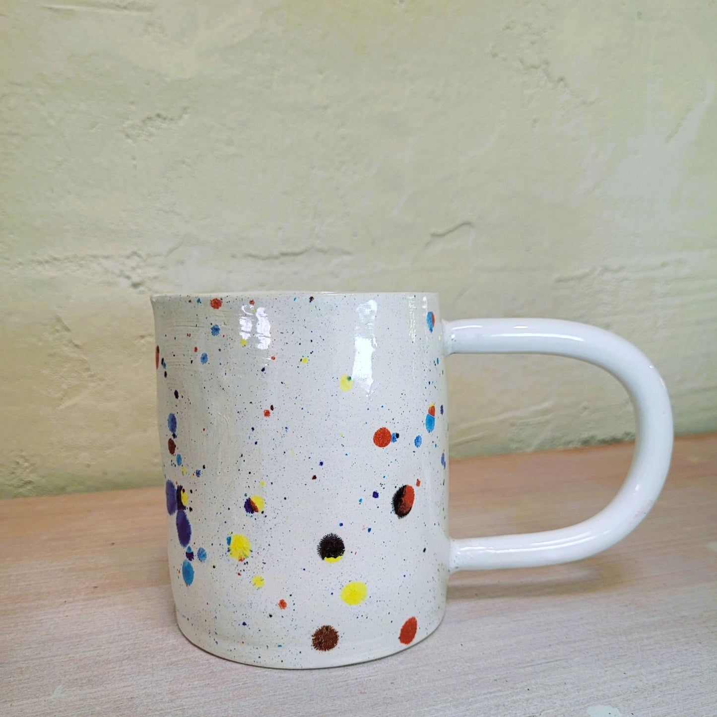 Pichet Faïence Confettis Multi-Couleurs : L'Art de Table Festif