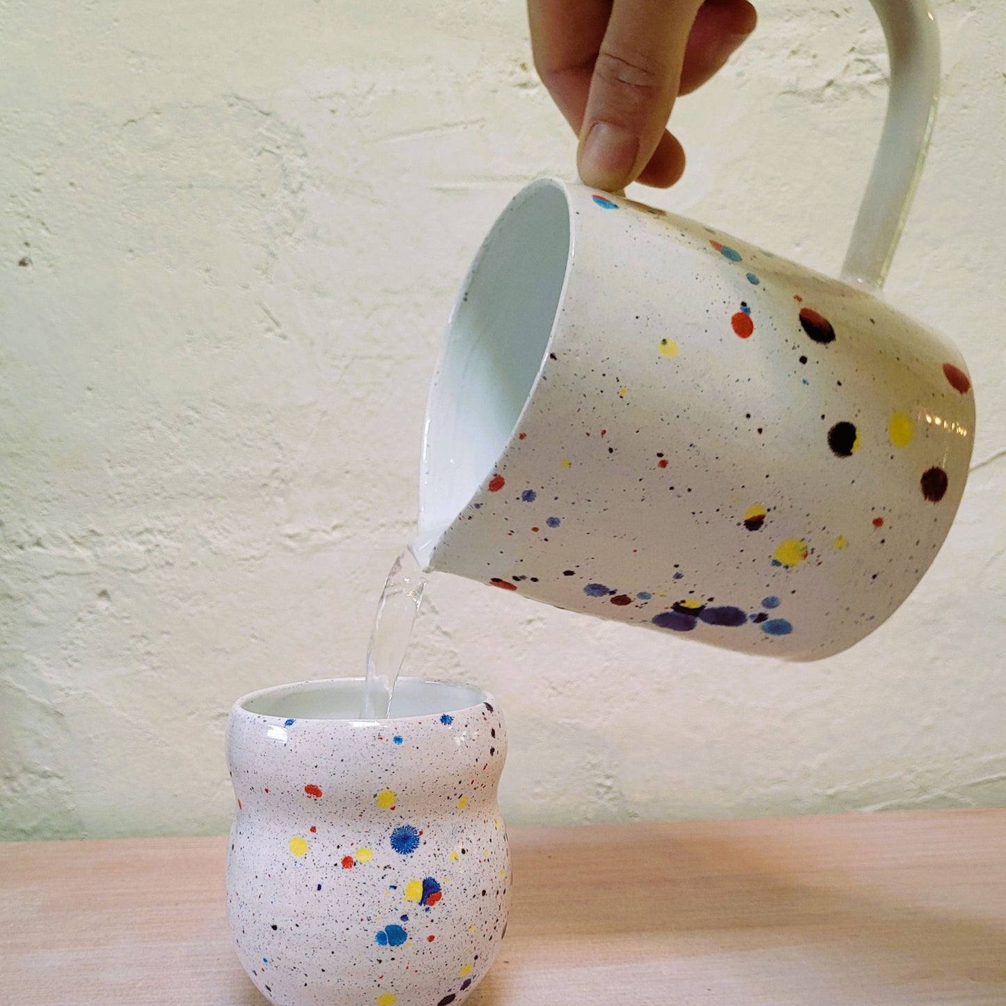 Pichet Faïence Confettis Multi-Couleurs : L'Art de Table Festif