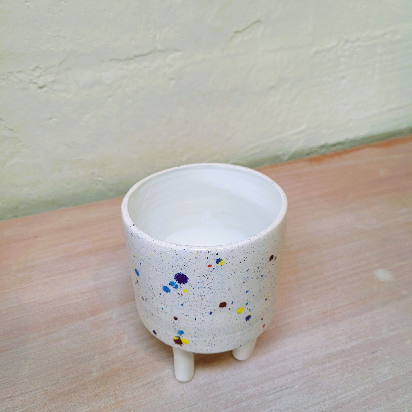 Le_Grenier_du_Marais-Pot sur pattes_faience_confettis_artisanal
