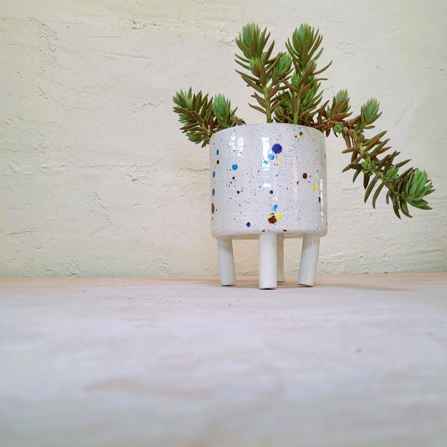 Le_Grenier_du_Marais-Pot sur pattes_faience_confettis_artisanal
