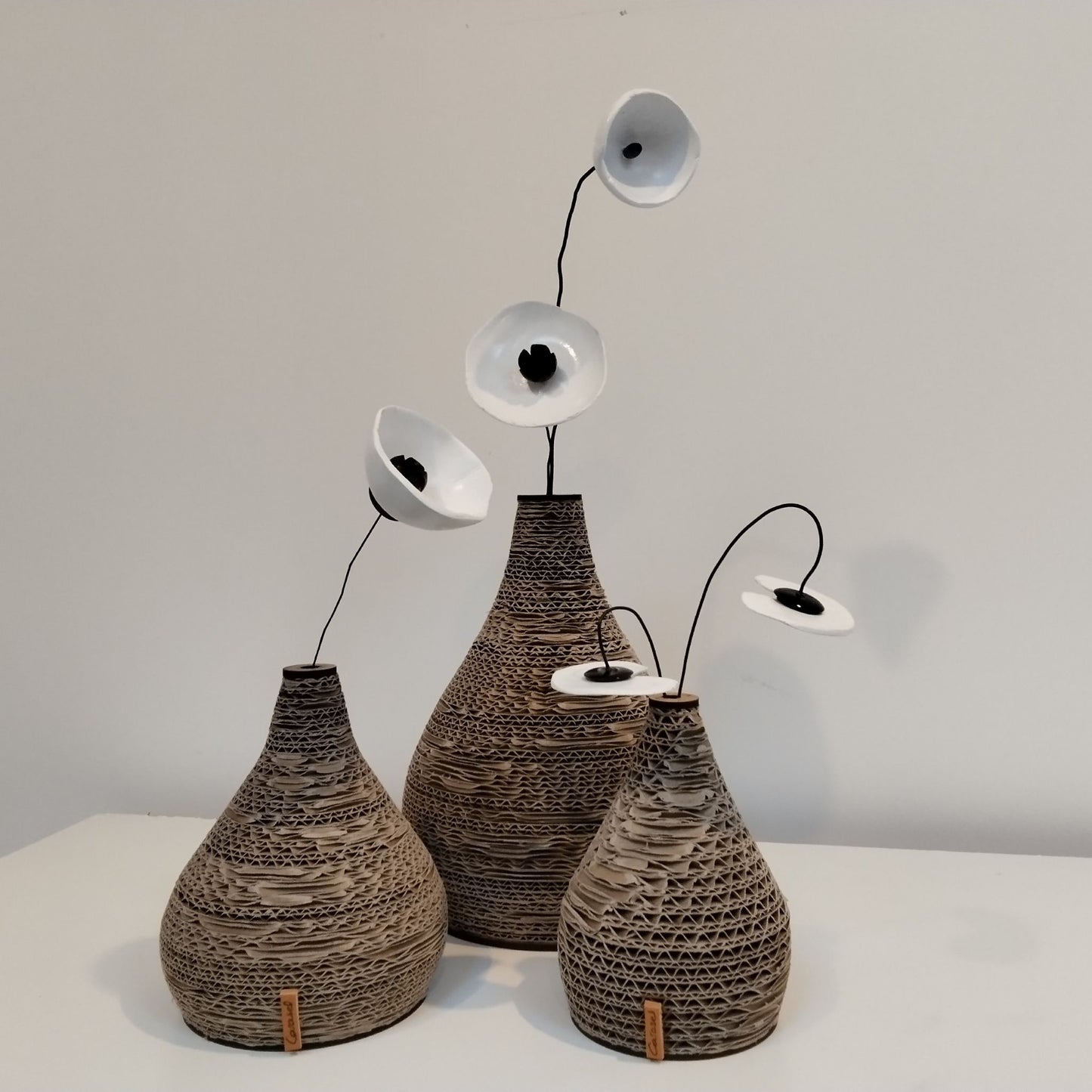 Vase évasé en carton recyclé contrecollé et fleurs – 3 tailles disponibles