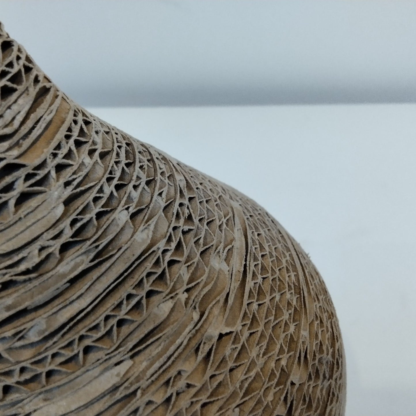 Vase évasé en carton recyclé contrecollé et fleurs – 3 tailles disponibles