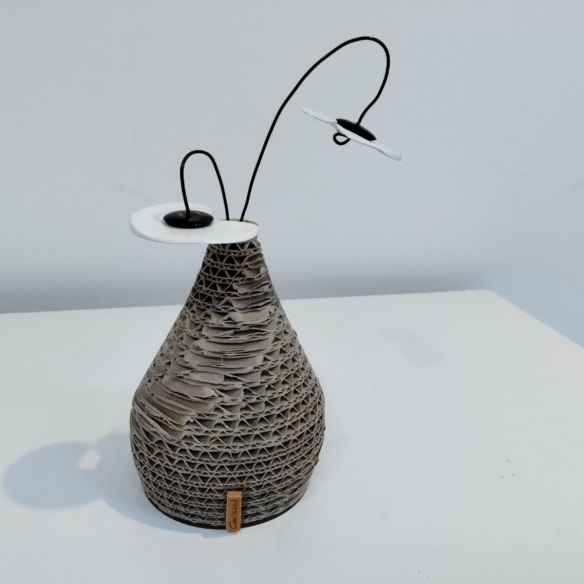 Vase évasé en carton recyclé contrecollé et fleurs – 3 tailles disponibles