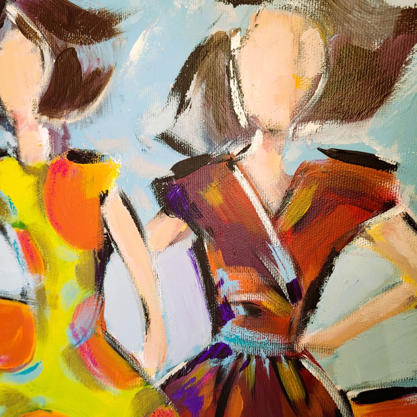 Défilé de Mode – Tableau figuratif coloré sur fond bleu ciel, 70×70 cm