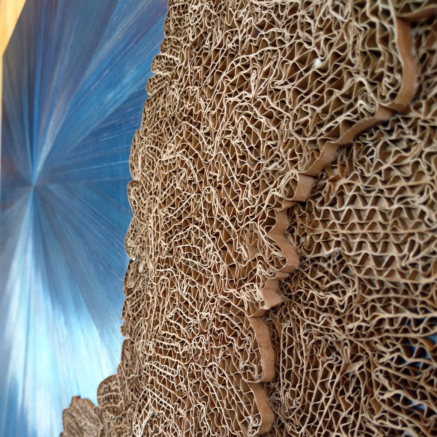 Tableau d’art en marqueterie de paille et dentelle de carton – Bleu Roi
