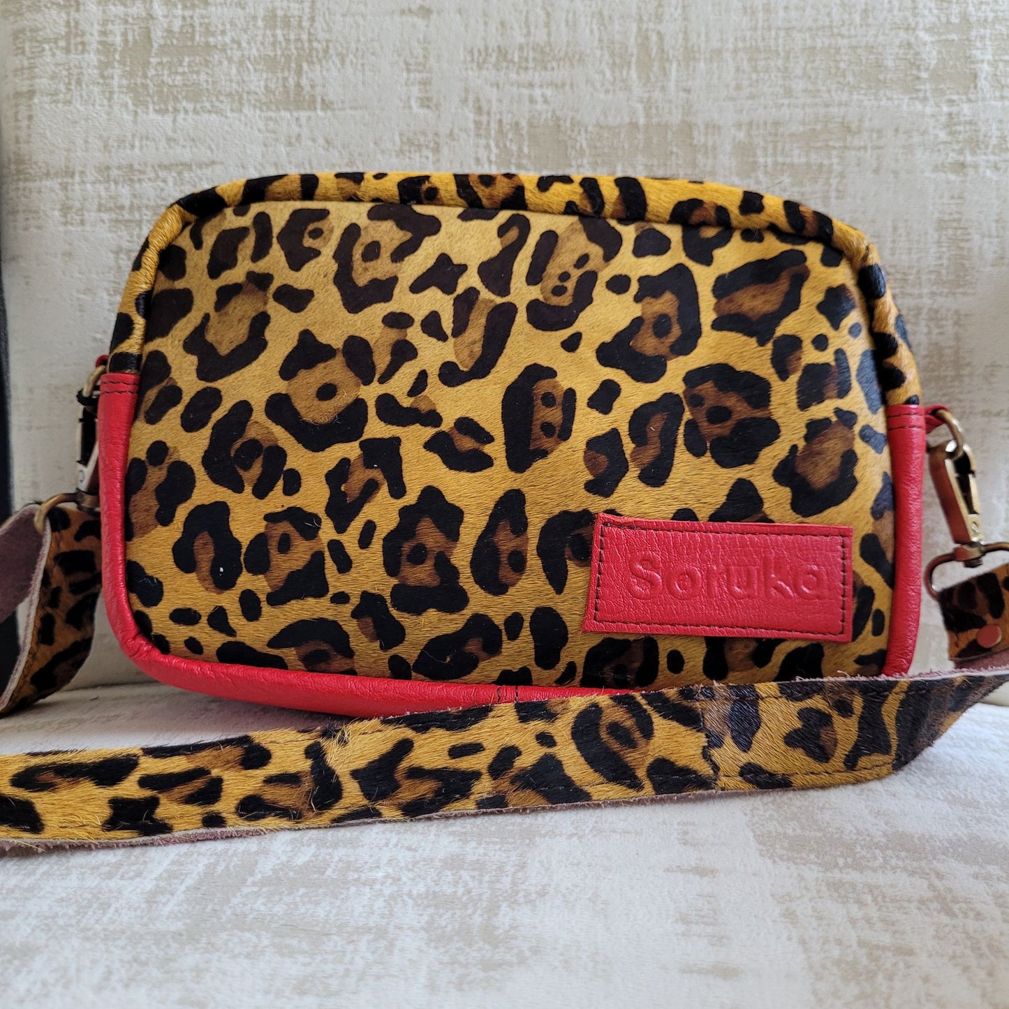 Sac Bandoulière Dora Soruka : Peau Imprimée Panthère & Cuir Rouge Intense