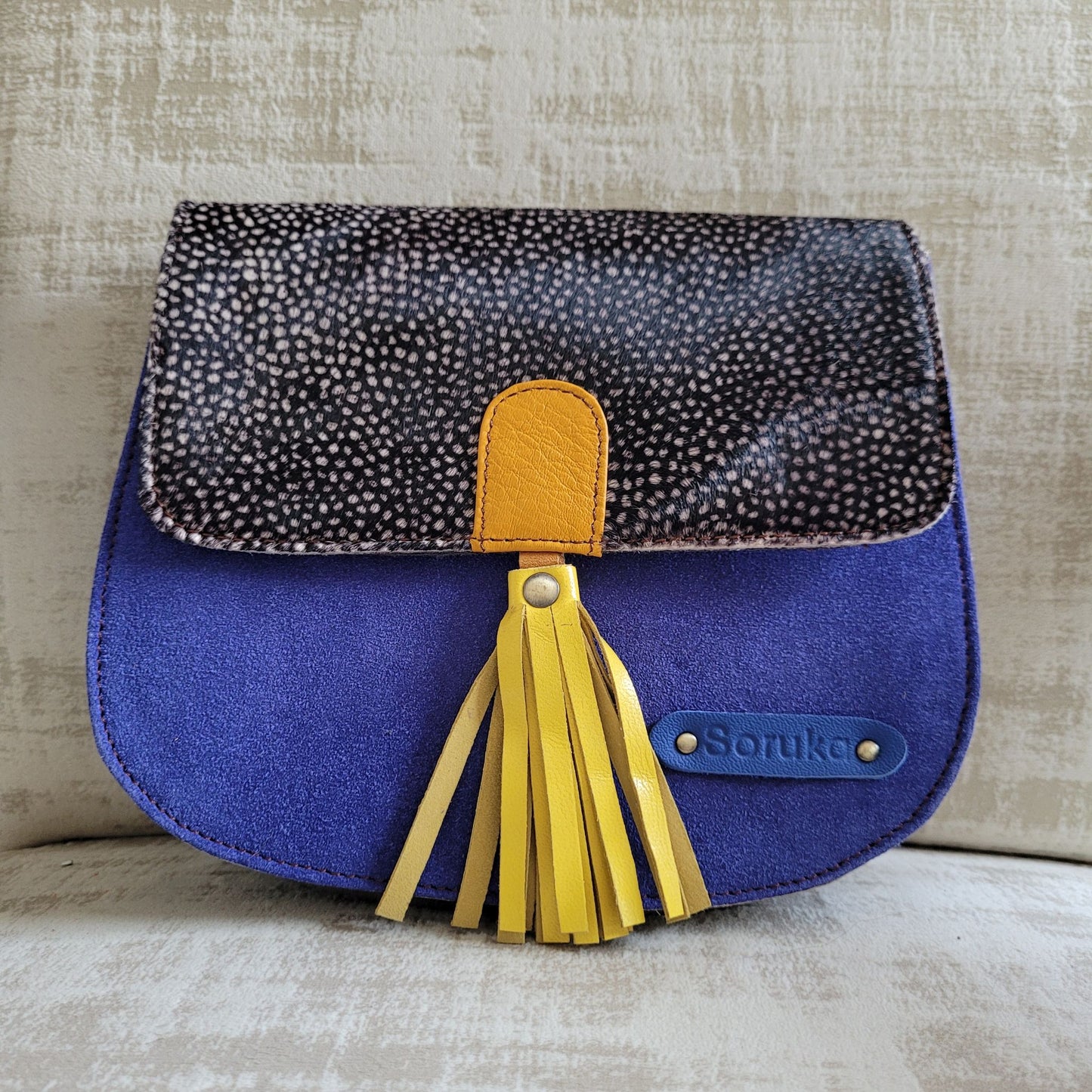 Sac Lena Soruka en Croûte de Cuir : Imprimé animalier, Pompon Coloré & Multi-Soufflets