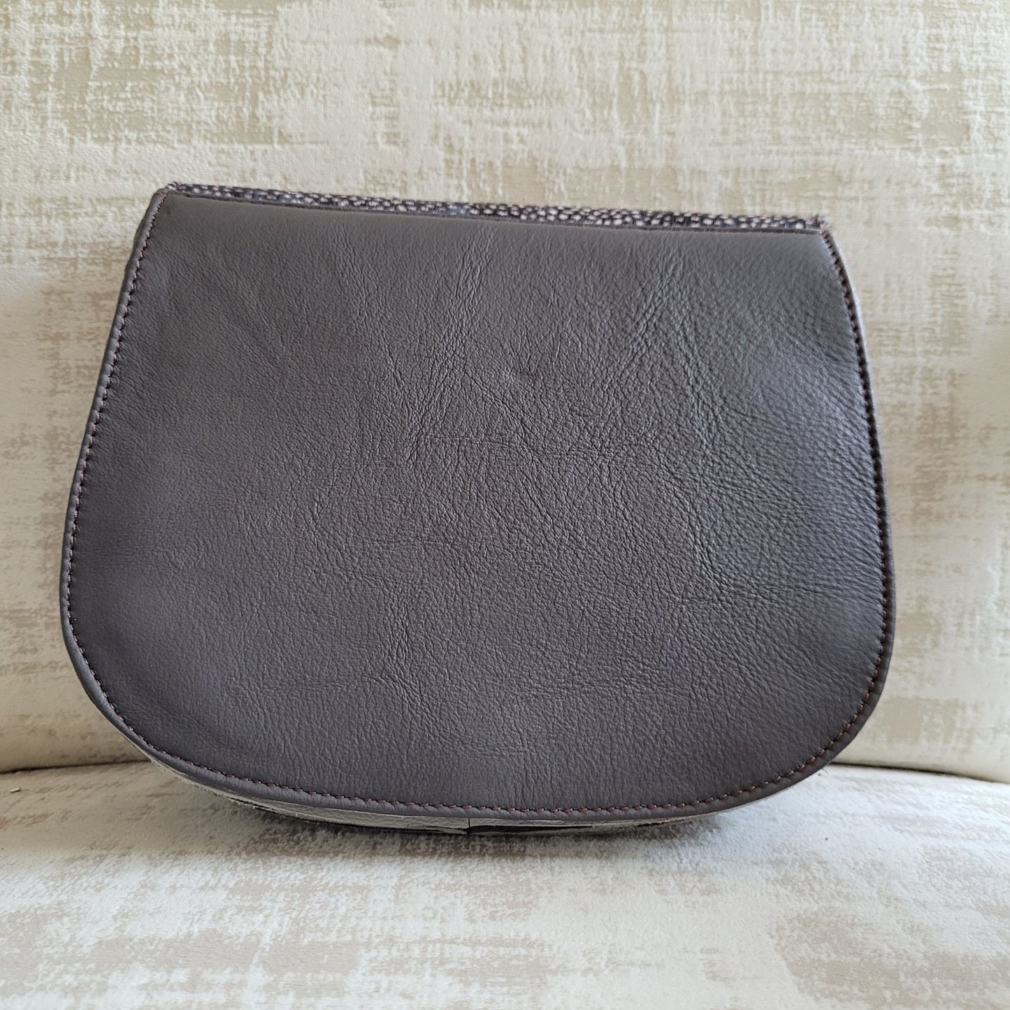 Sac Lena Soruka en Croûte de Cuir : Imprimé animalier, Pompon Coloré & Multi-Soufflets