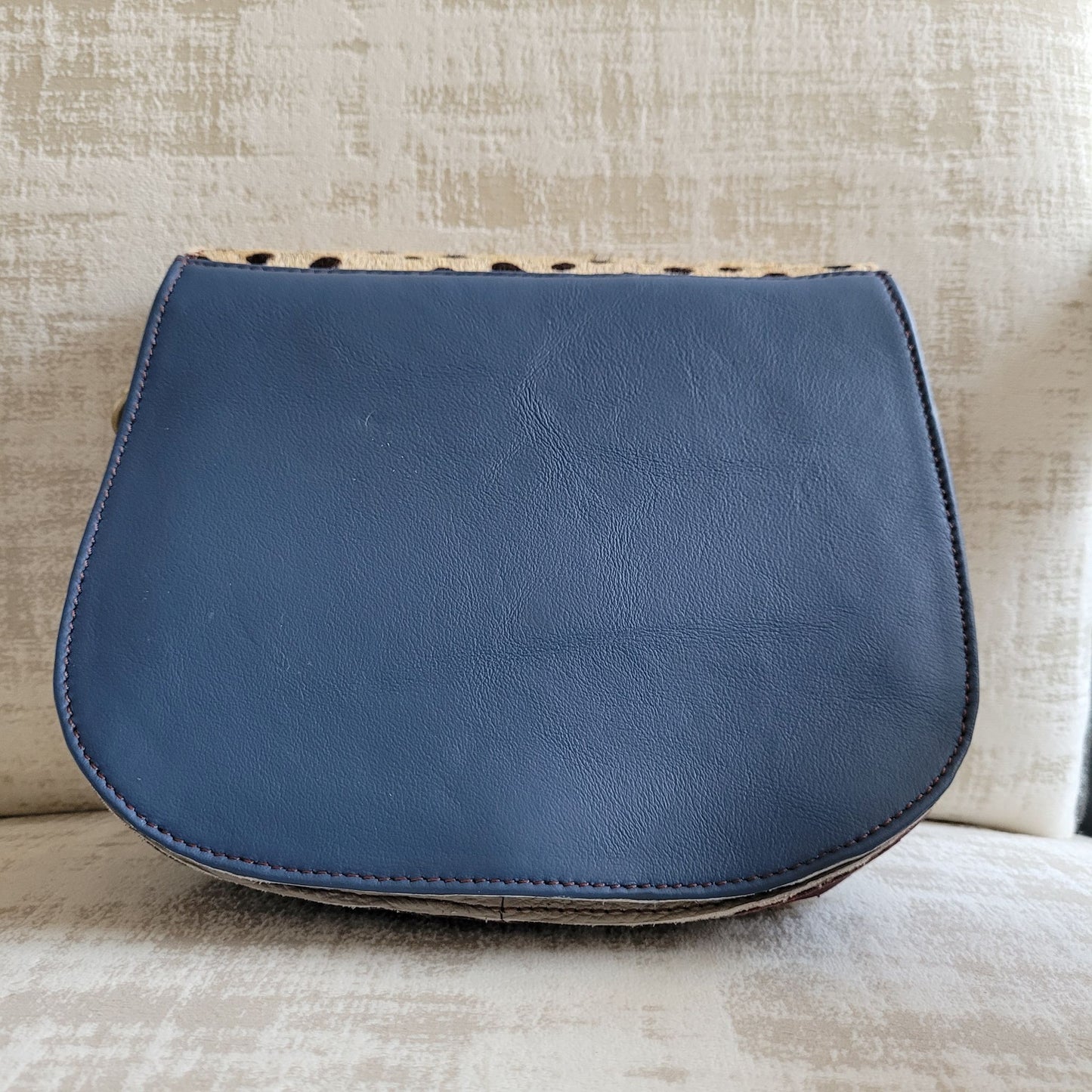 Sac Lena Soruka en Croûte de Cuir : Imprimé animalier, Pompon Coloré & Multi-Soufflets