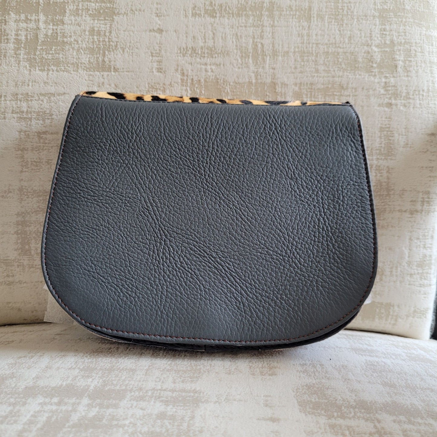 Sac Lena Soruka en Croûte de Cuir : Imprimé animalier, Pompon Coloré & Multi-Soufflets
