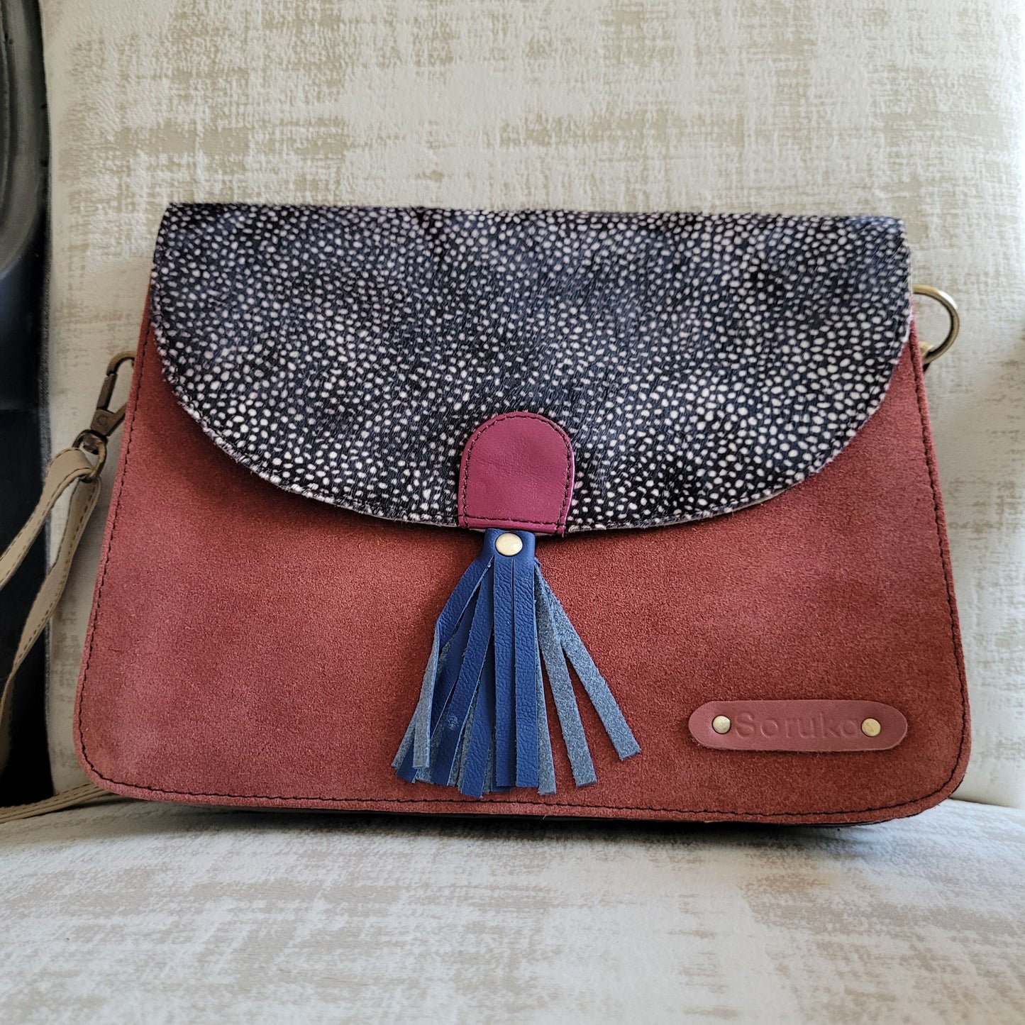 Sac à main Olivia Soruka : Le charme bohème en suédine upcyclée