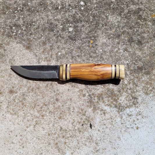 Comment est fabriqué un couteau forgé à la main ?