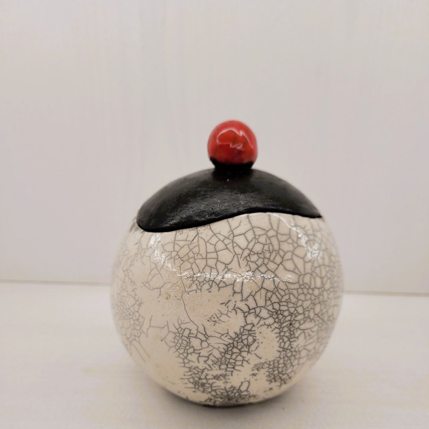Boîte Ronde Raku Blanc ou Noir : L'Écrin à Secrets