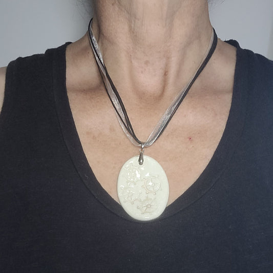 Collier Pendentif en Grès Blanc – Empreinte Barre de Bateau, Coton Noir et Organza