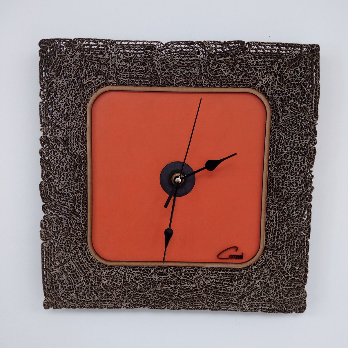 Horloge Murale Artisanale en Dentelle de Carton – Orange