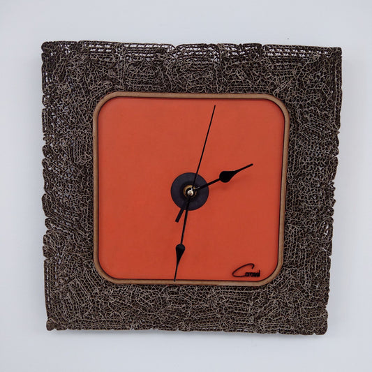 Horloge Murale Artisanale en Dentelle de Carton – Orange