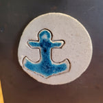 Le Grenier du Marais-Magnet céramique artisanal ancre bleue