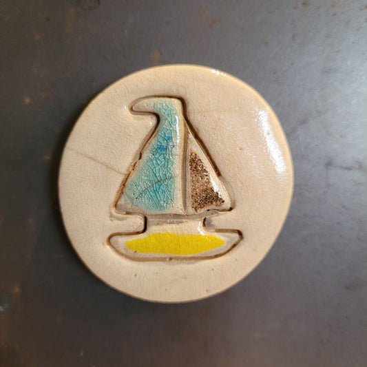 Magnet Bateau en Céramique Raku – Pièce Unique de Vendée