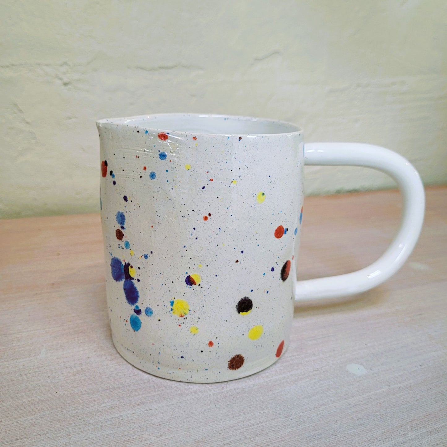 Pichet Faïence Confettis Multi-Couleurs : L'Art de Table Festif