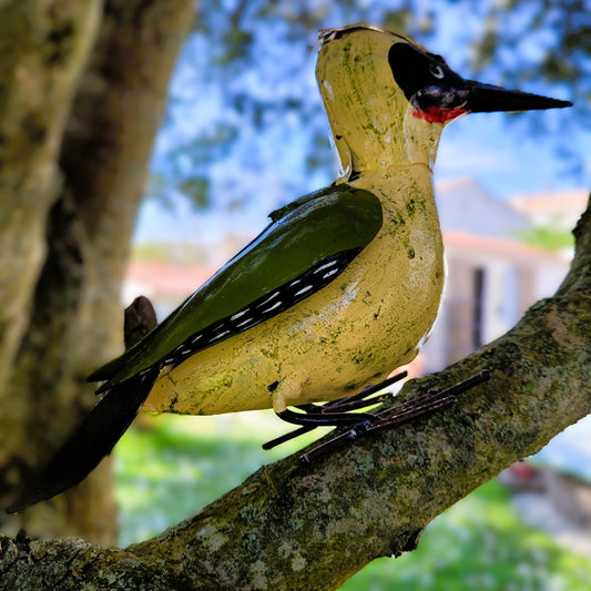 Pic-vert en Métal Recyclé Coloré : Une Touche de Nature sur vos Arbres