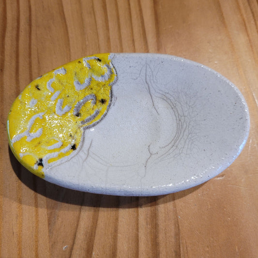 Porte-Savon en Céramique Raku – Empreintes de Dentelle Jaune