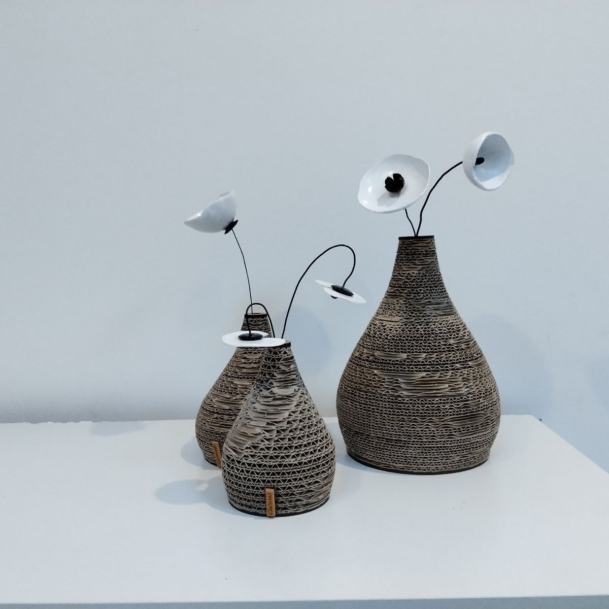 Vase évasé en carton recyclé contrecollé et fleurs – 3 tailles disponibles