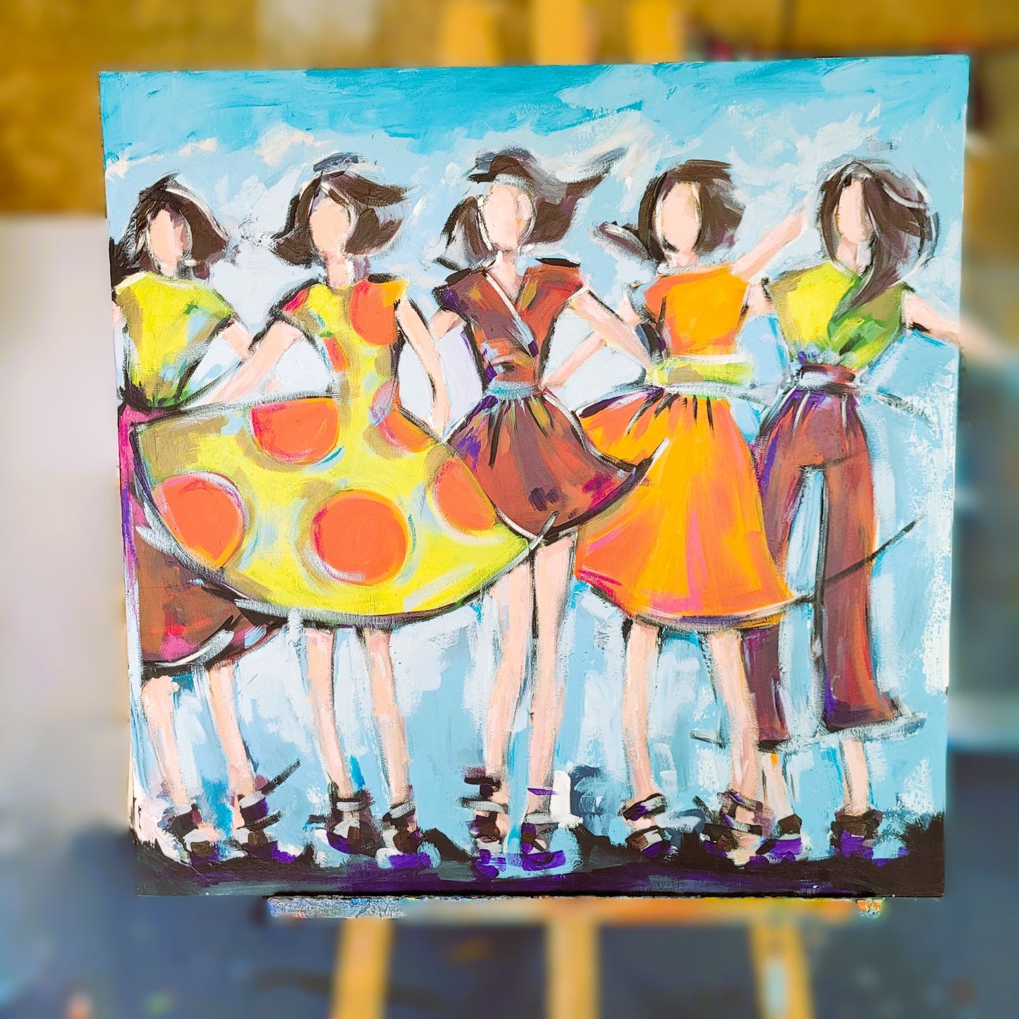 Défilé de Mode – Tableau figuratif coloré sur fond bleu ciel, 70×70 cm