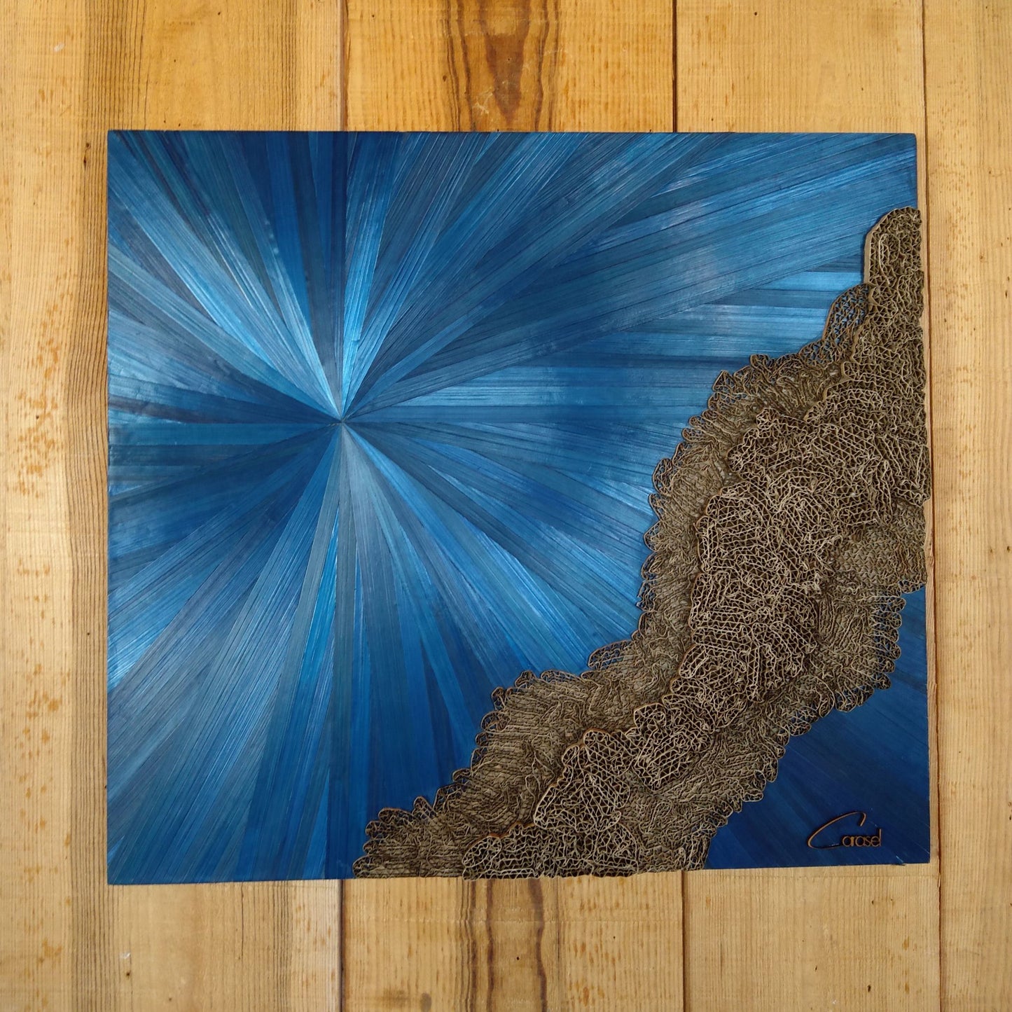 Tableau d’art en marqueterie de paille et dentelle de carton – Bleu Roi