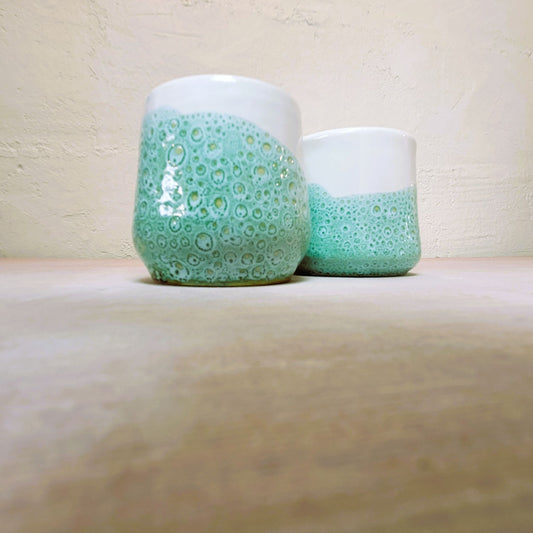 Lot de 2 Tasses Faïence Blanc et Vert d’Eau : L’Artisanat Pur