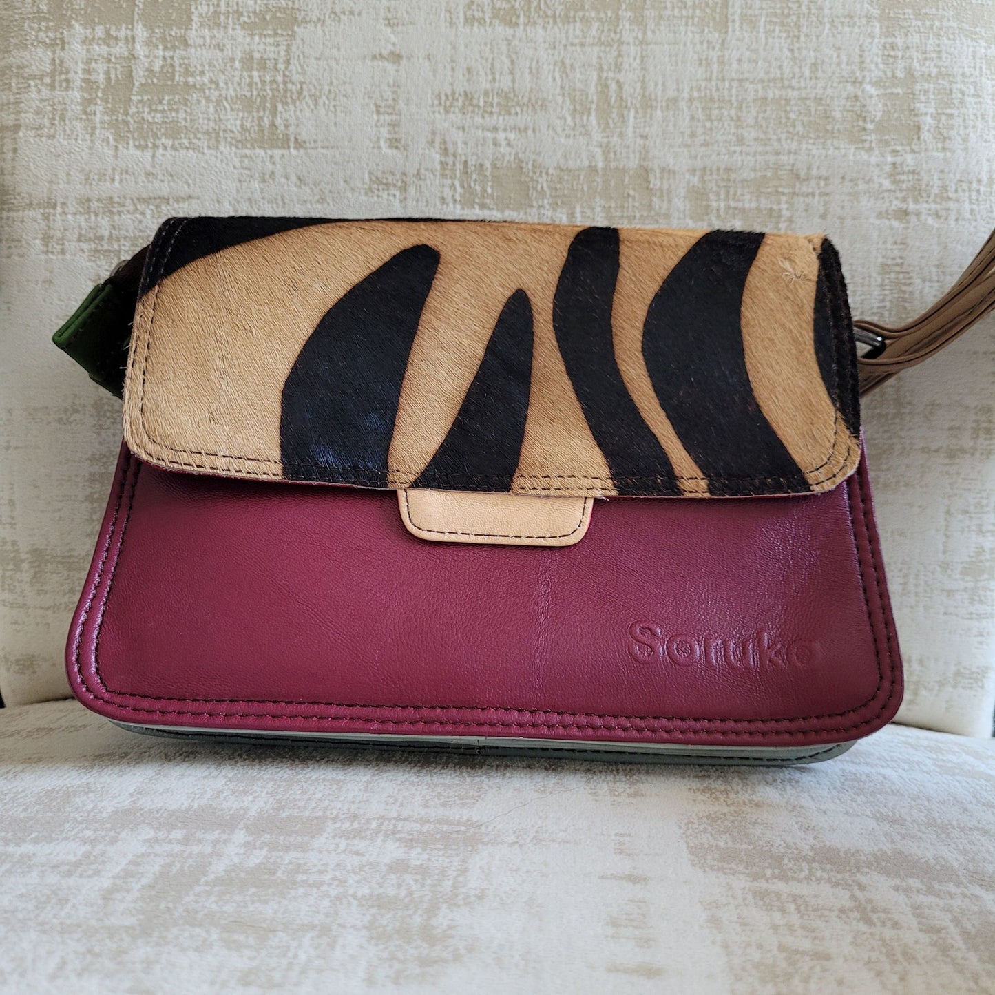 Sac à main réversible Laia Soruka : L'Élégance Éthique en Cuir Unique