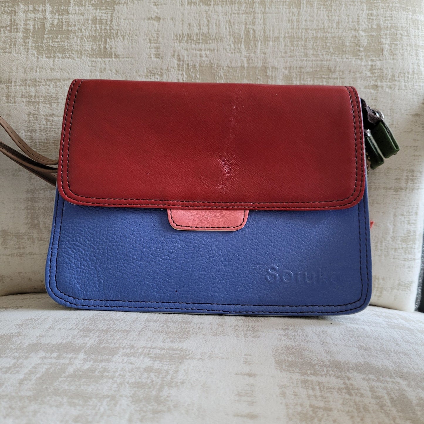 Sac à main réversible Laia Soruka : L'Élégance Éthique en Cuir Unique