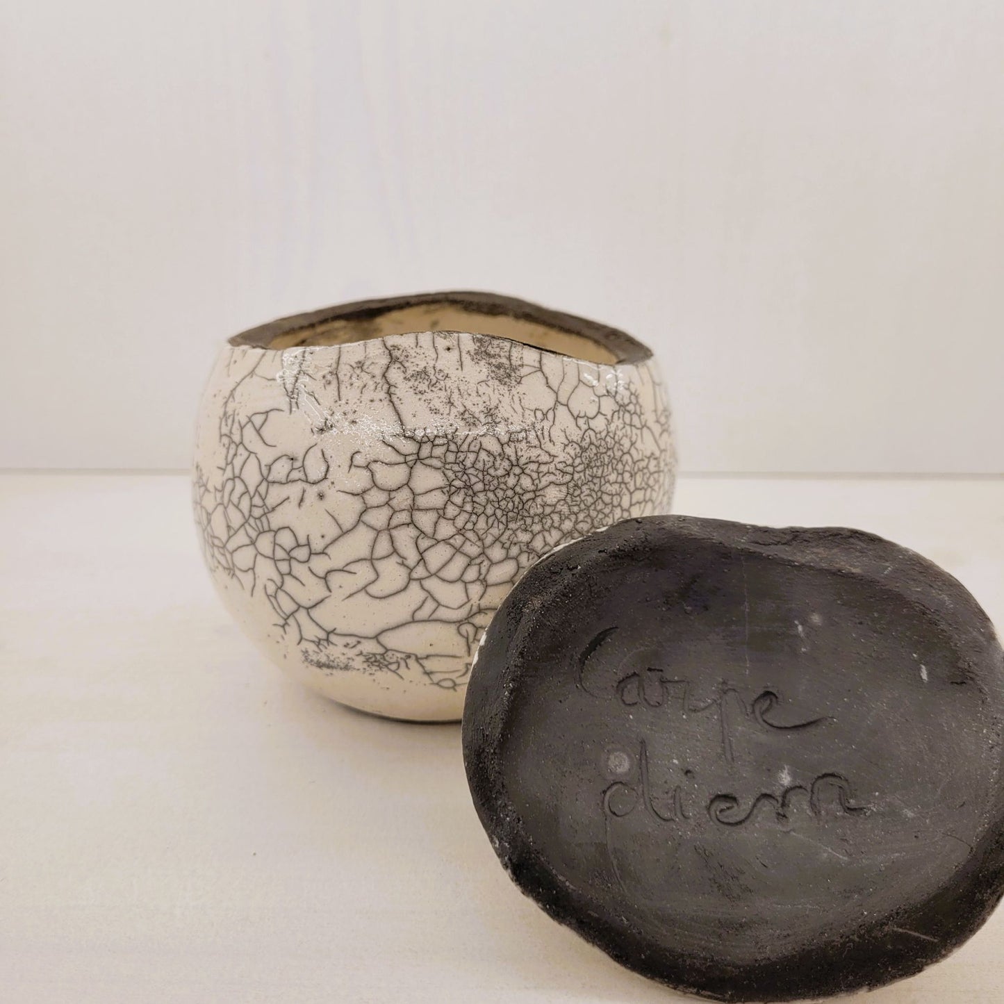 Boîte Ronde Raku Blanc ou Noir : L'Écrin à Secrets
