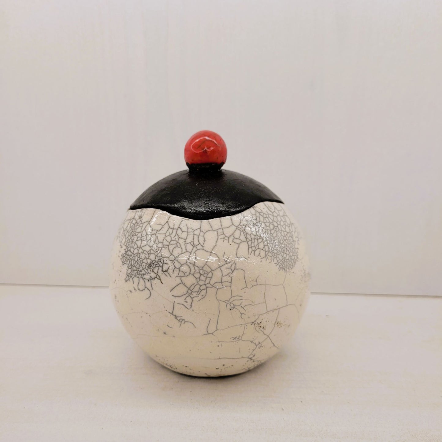 Boîte Ronde Raku Blanc ou Noir : L'Écrin à Secrets