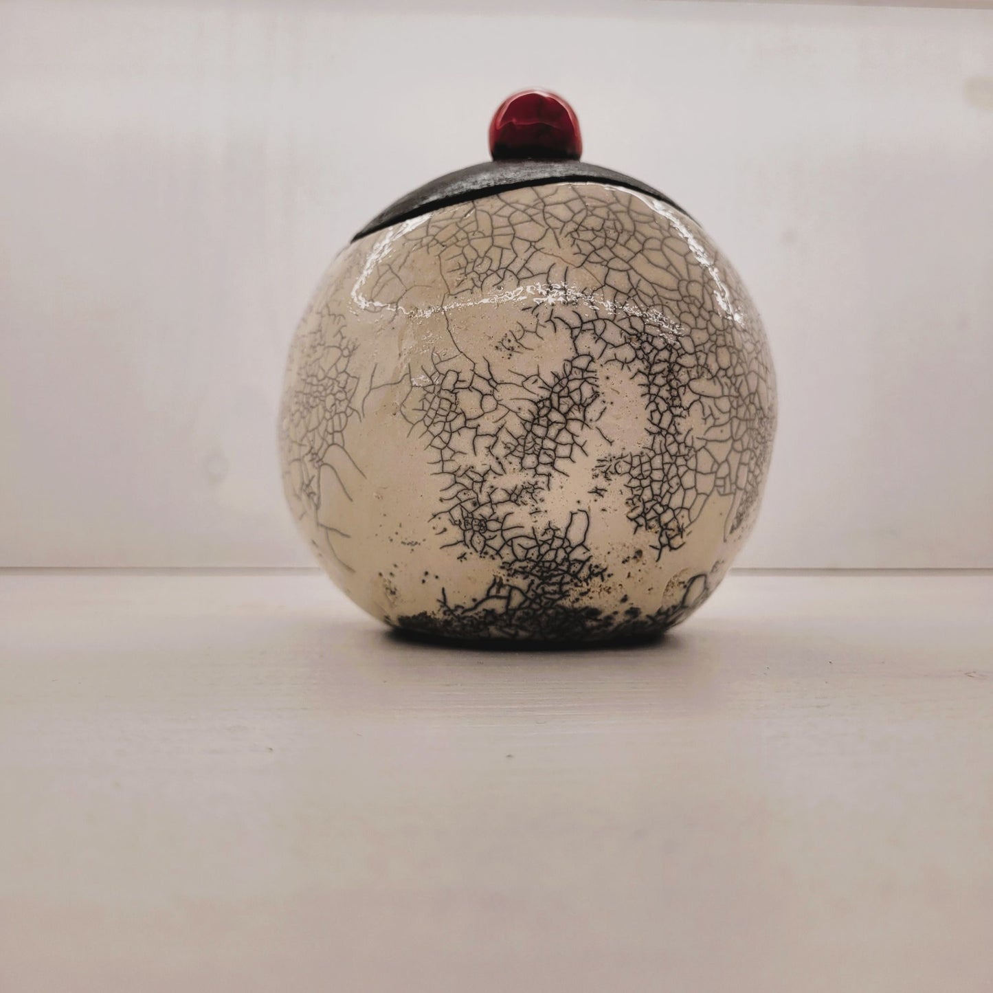 Boîte Ronde Raku Blanc ou Noir : L'Écrin à Secrets