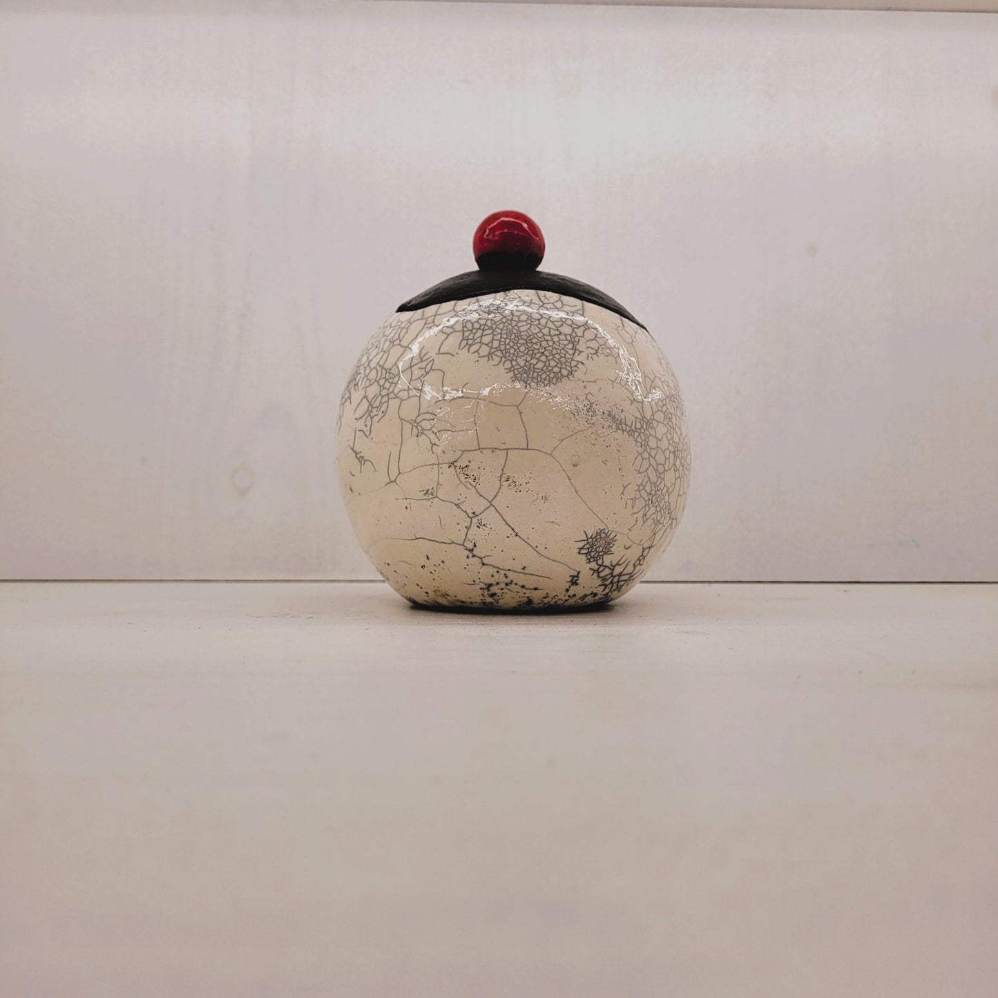 Boîte Ronde Raku Blanc ou Noir : L'Écrin à Secrets