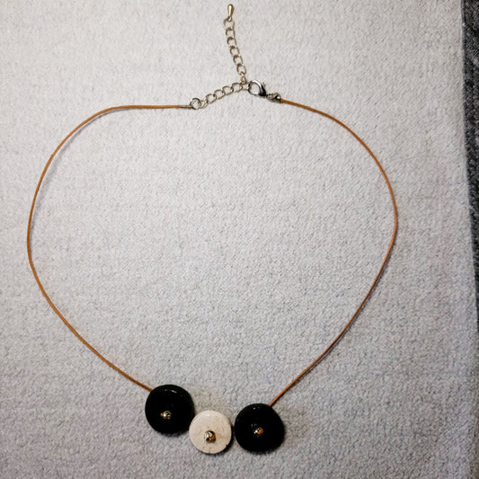 Collier Tour de Cou en Liège et Pendentifs en Grès – Noir et Blanc