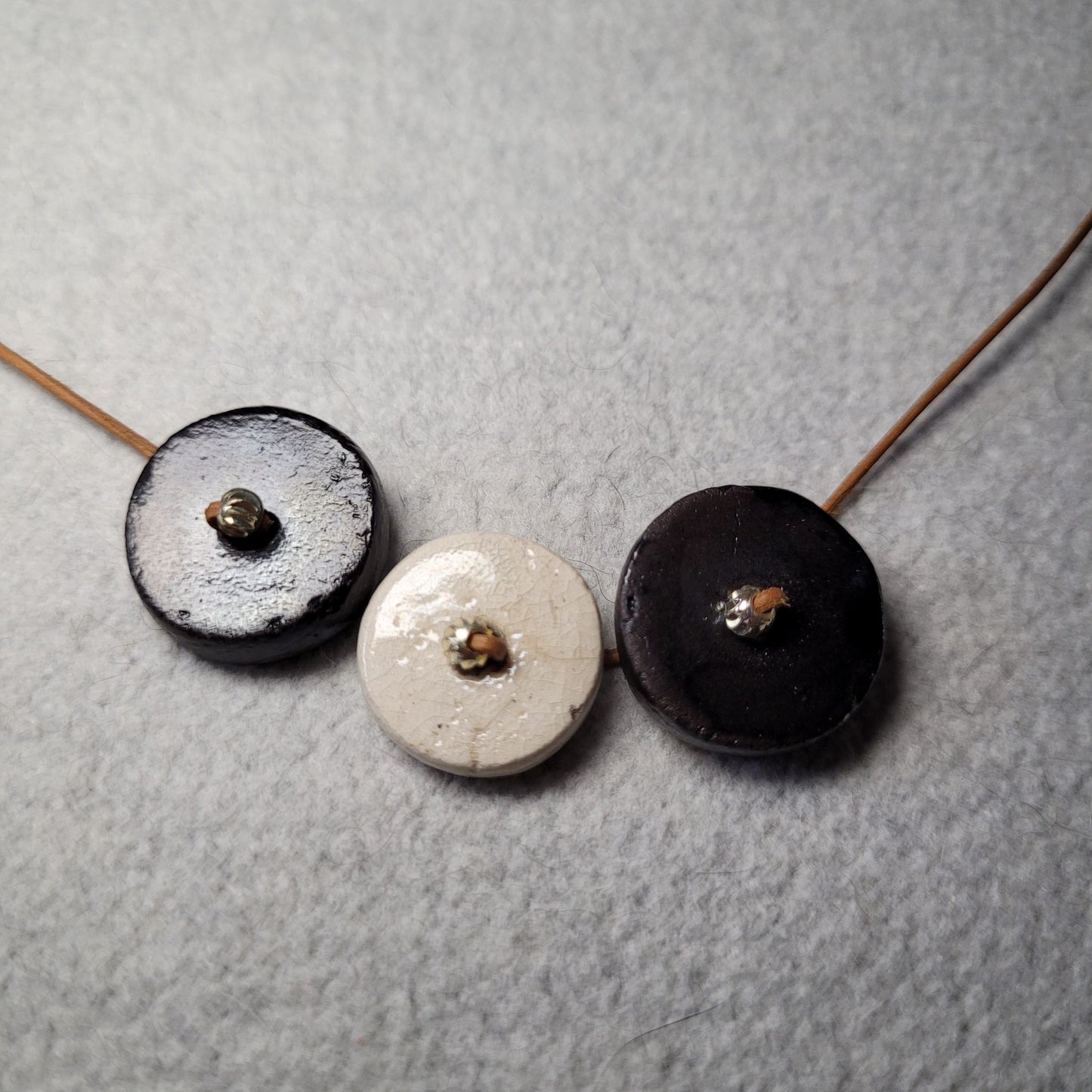 Collier Tour de Cou en Liège et Pendentifs en Grès – Noir et Blanc