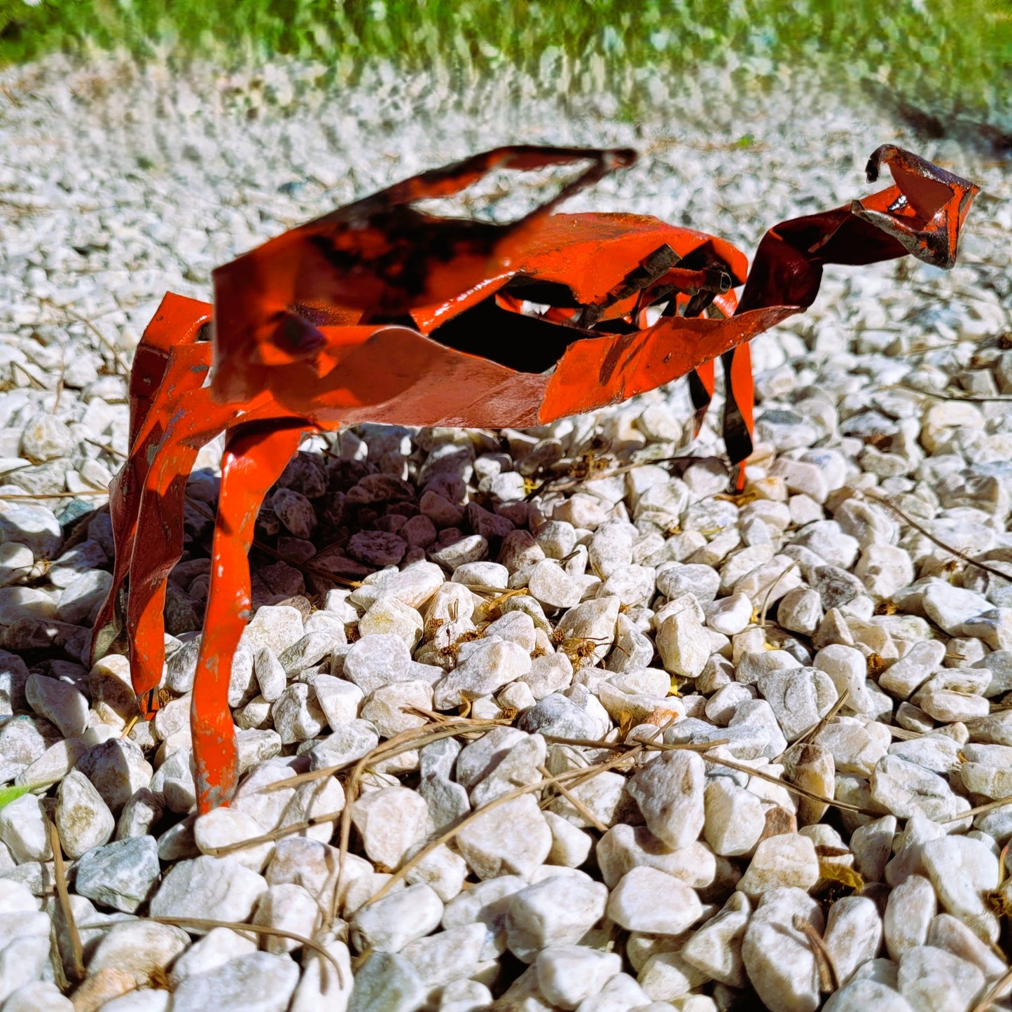 Crabe en Métal Recyclé Rouge : Une Touche d'Océan dans votre Jardin