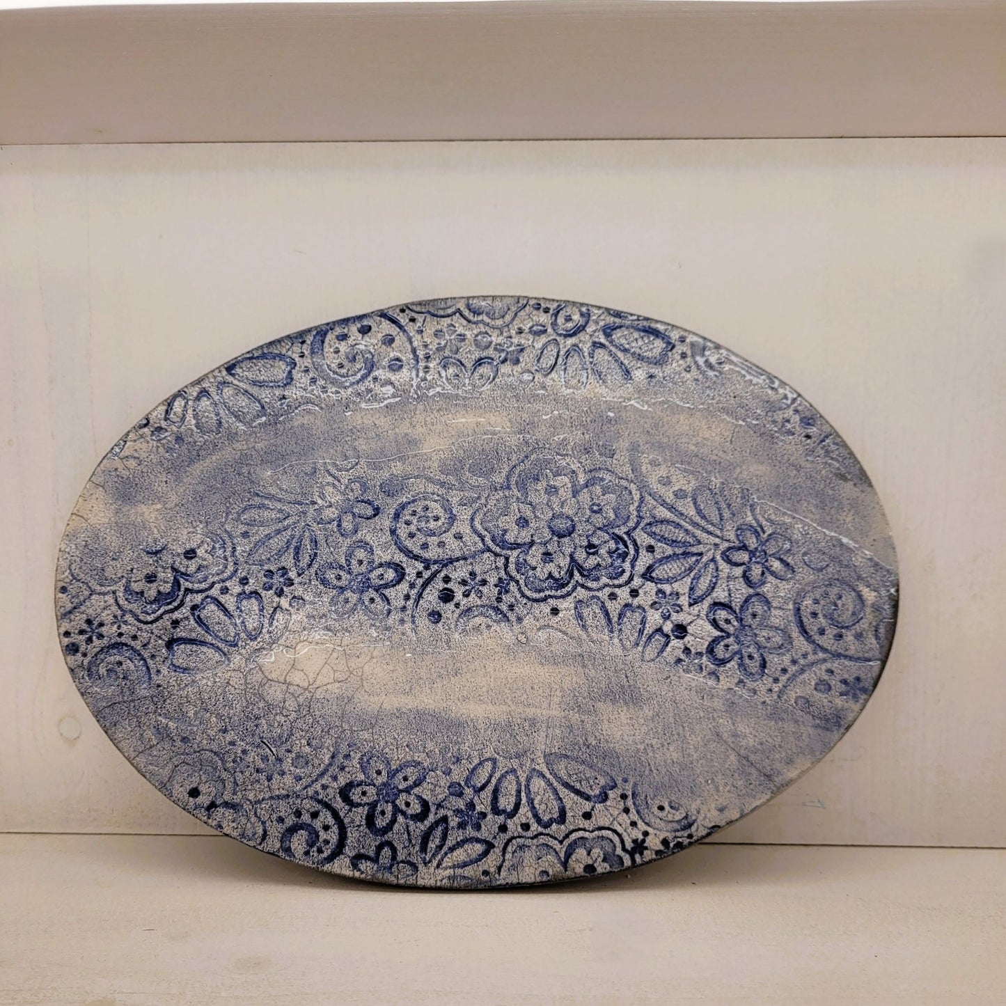 Dessous de Plat Dentelle Raku Bleu : L'Élégance Antique