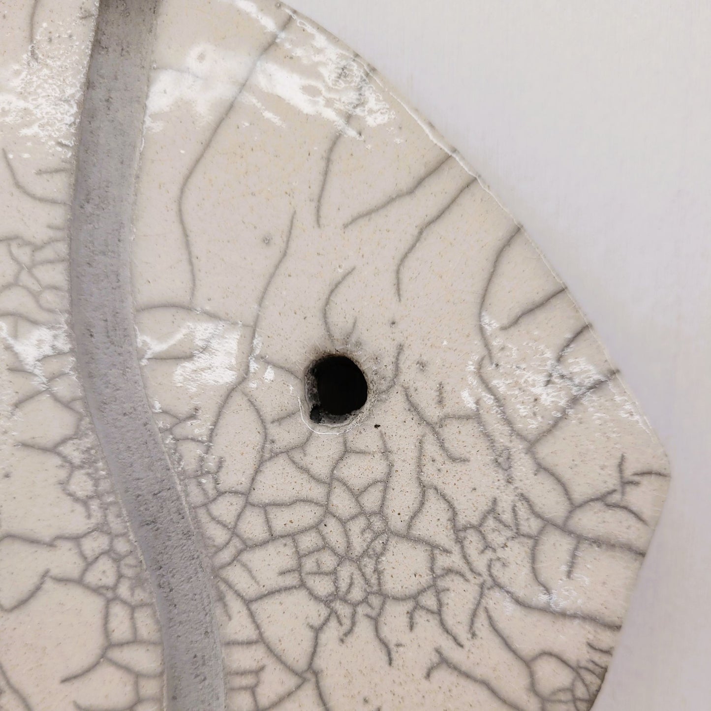 Le_Grenier_du_Marais-Dessous_de_plat_poisson_blanc_raku