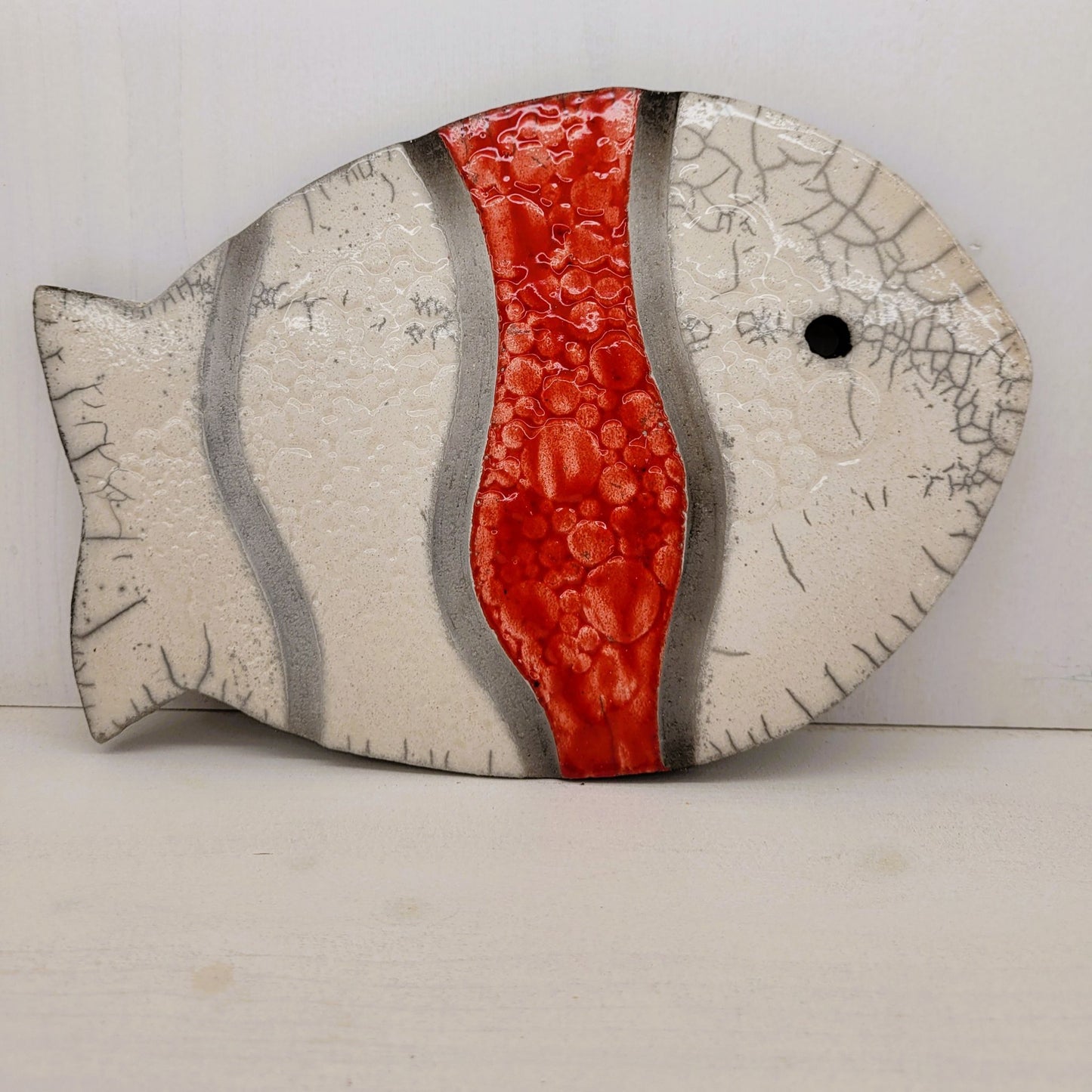 Le_Grenier_du_Marais-Dessous_de_plat_poisson_rouge_raku
